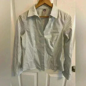 Anne Klein V Neck Point Collar Non iron Button Down size Small Blouse Shiirt